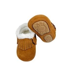 Botines bebé gamuza flecos mostrando suela flexible