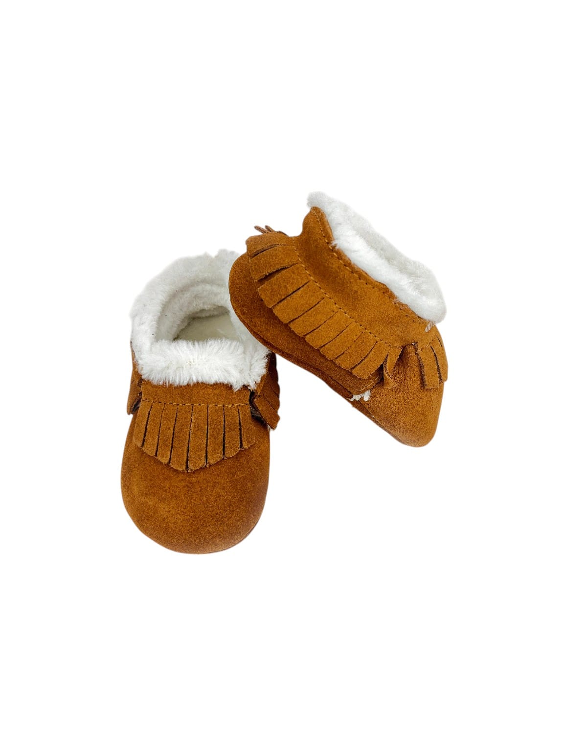 Botín bebé gamuza caramelo con flecos, detalle de textura en ángulo