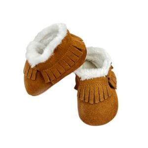 Botín bebé gamuza caramelo con flecos, detalle de textura en ángulo