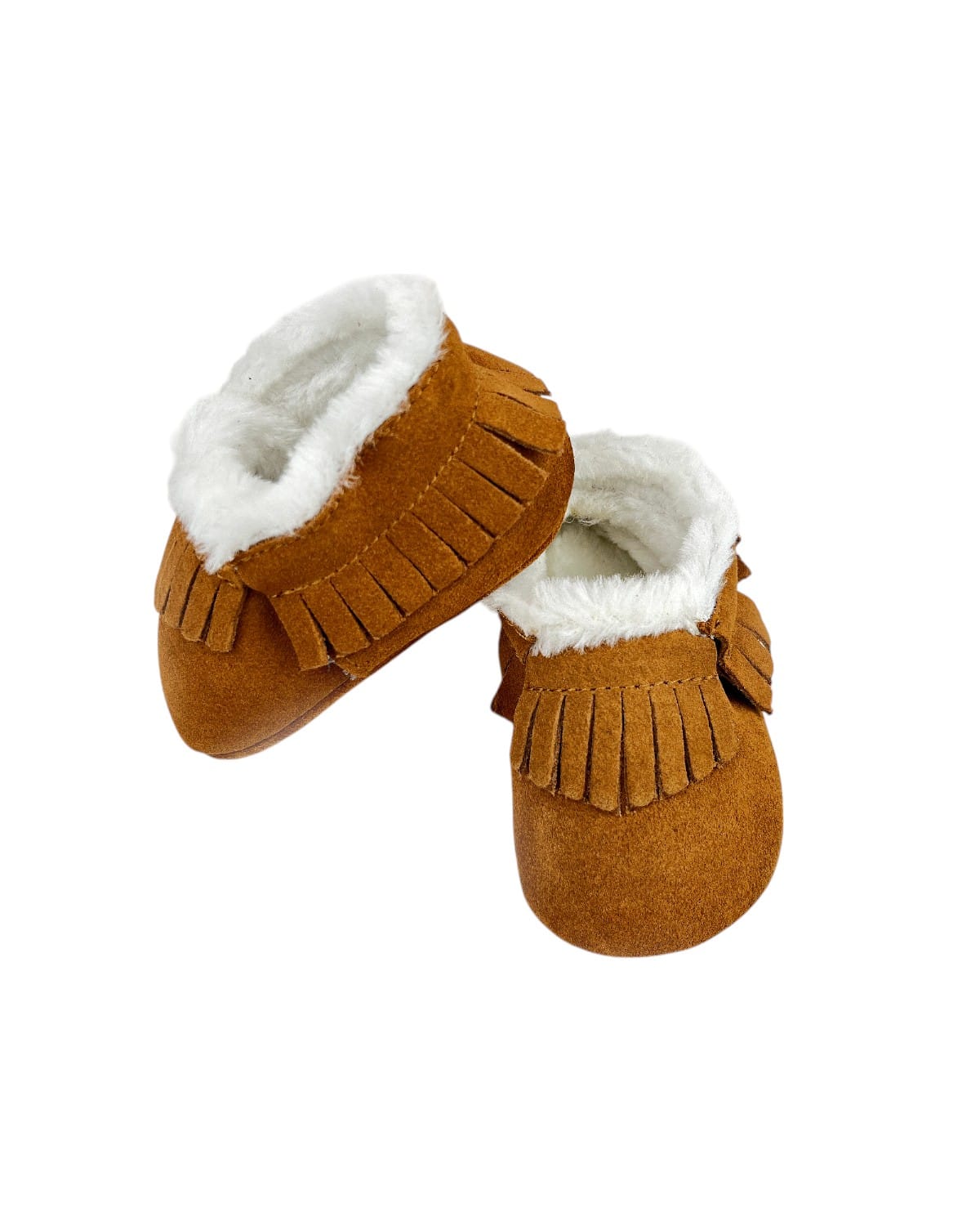 Botín bebé gamuza caramelo con flecos, detalle de textura en ángulo