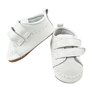 Suela blanda antideslizante de zapatos bebé, doblada para destacar su flexibilidad y textura