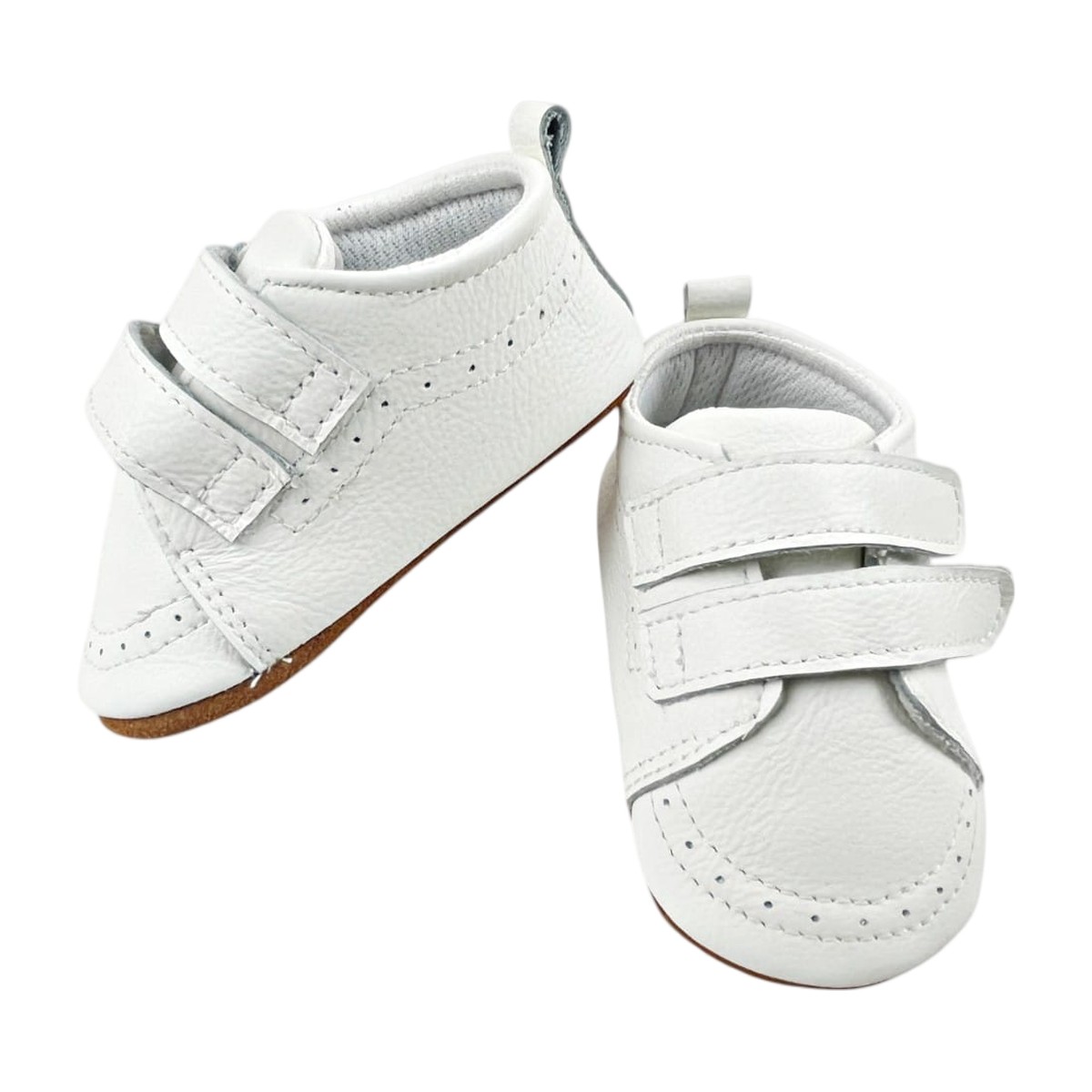 Suela blanda antideslizante de zapatos bebé, doblada para destacar su flexibilidad y textura