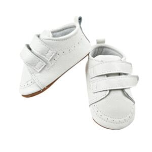 Suela blanda antideslizante de zapatos bebé, doblada para destacar su flexibilidad y textura