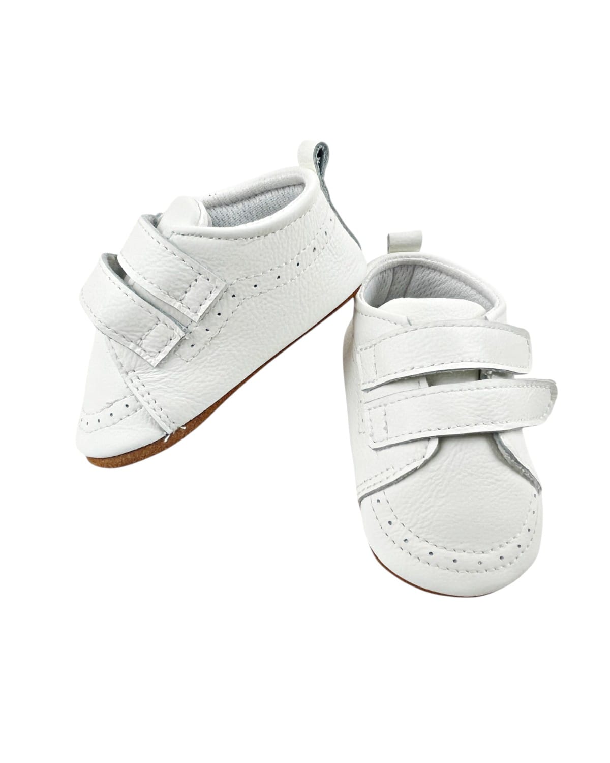 Suela blanda antideslizante de zapatos bebé, doblada para destacar su flexibilidad y textura