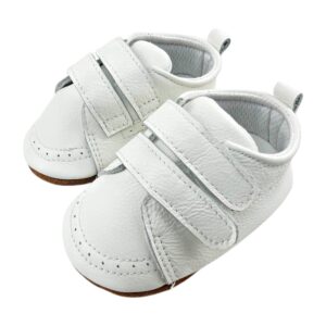 Cierre doble velcro de zapatos bebé de cuero blanco, detalle en primer plano