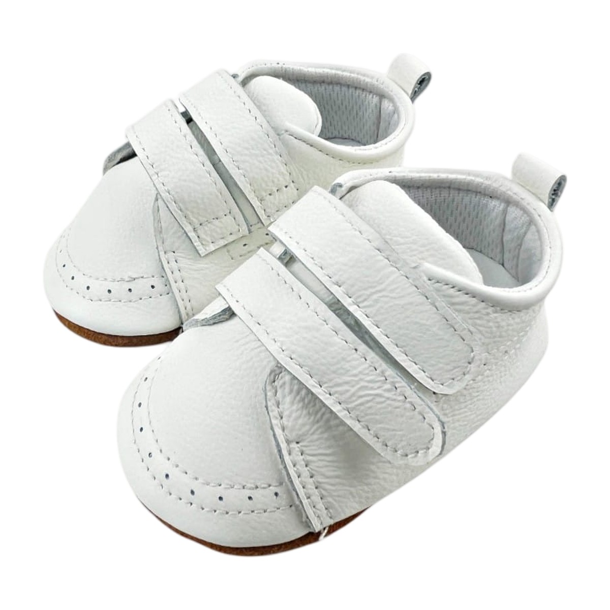 Cierre doble velcro de zapatos bebé de cuero blanco, detalle en primer plano