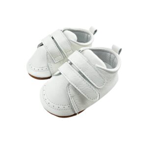 Cierre doble velcro de zapatos bebé de cuero blanco, detalle en primer plano
