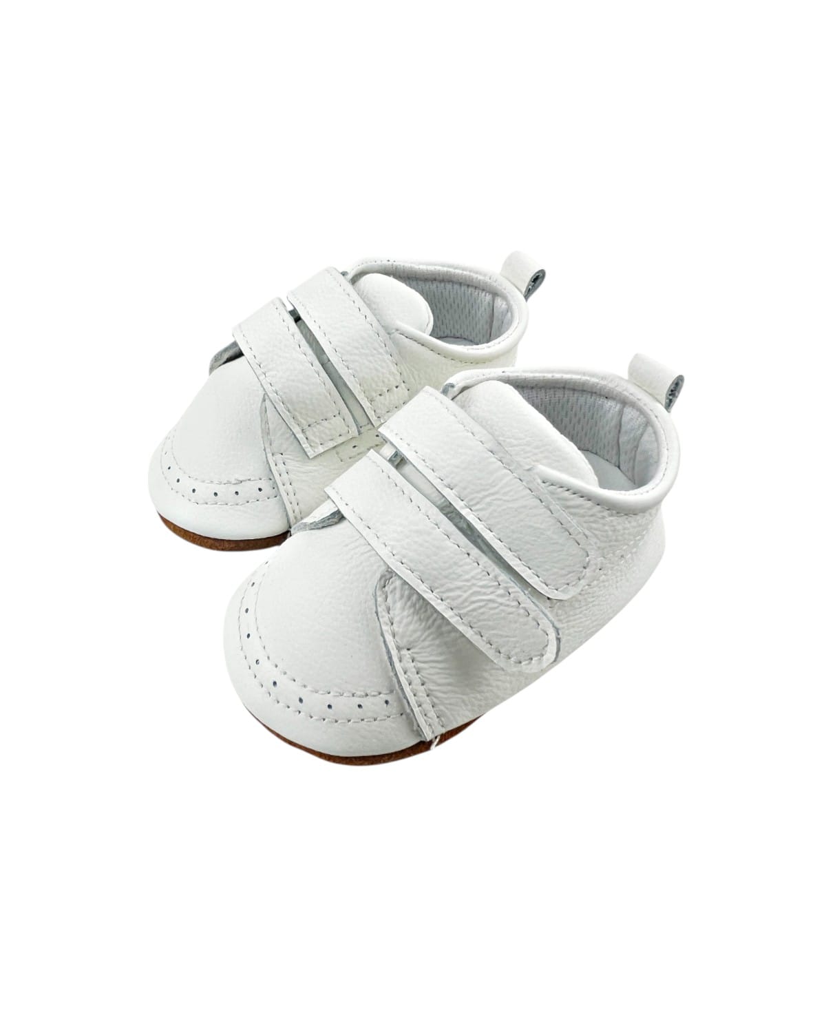 Cierre doble velcro de zapatos bebé de cuero blanco, detalle en primer plano