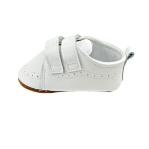 Zapatos bebé primeros pasos de cuero blanco con doble velcro, vista frontal sobre fondo neutro