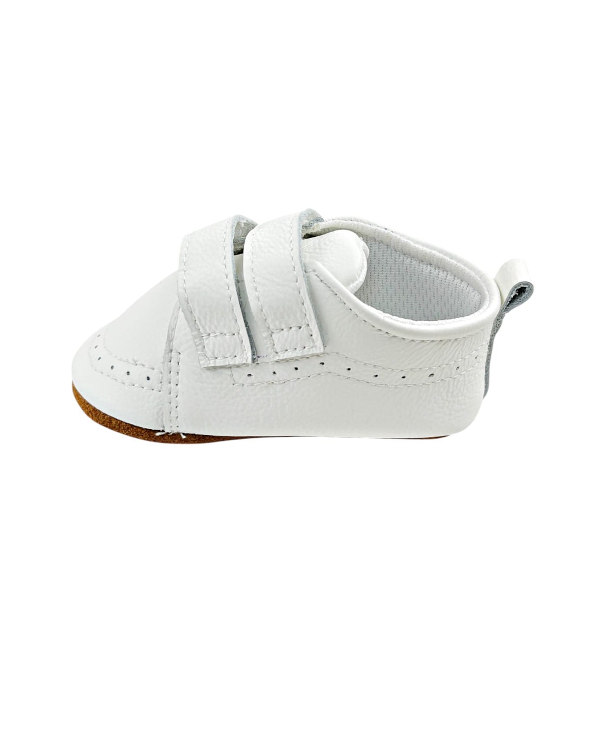 Zapatos bebé primeros pasos de cuero blanco con doble velcro, vista frontal sobre fondo neutro