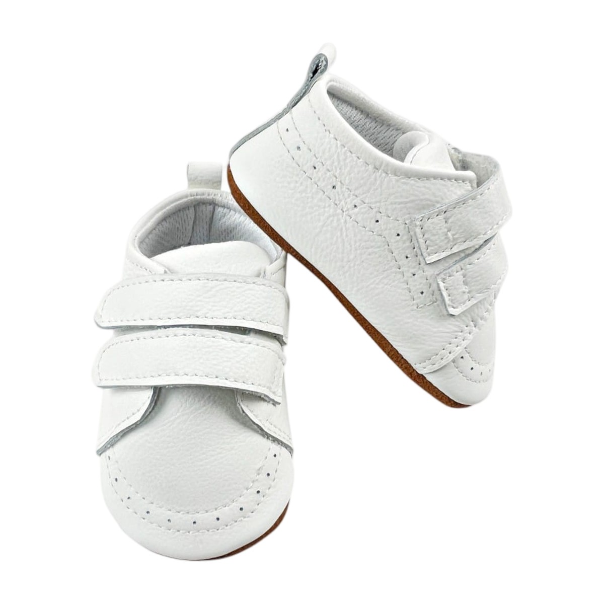 Zapatos bebé primeros pasos de cuero blanco con doble velcro, vista lateral sobre fondo neutro