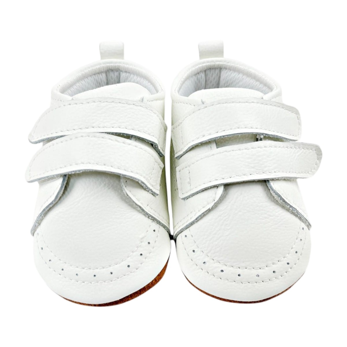 Zapatos bebé primeros pasos de cuero blanco con doble velcro, vista frontal sobre fondo neutro