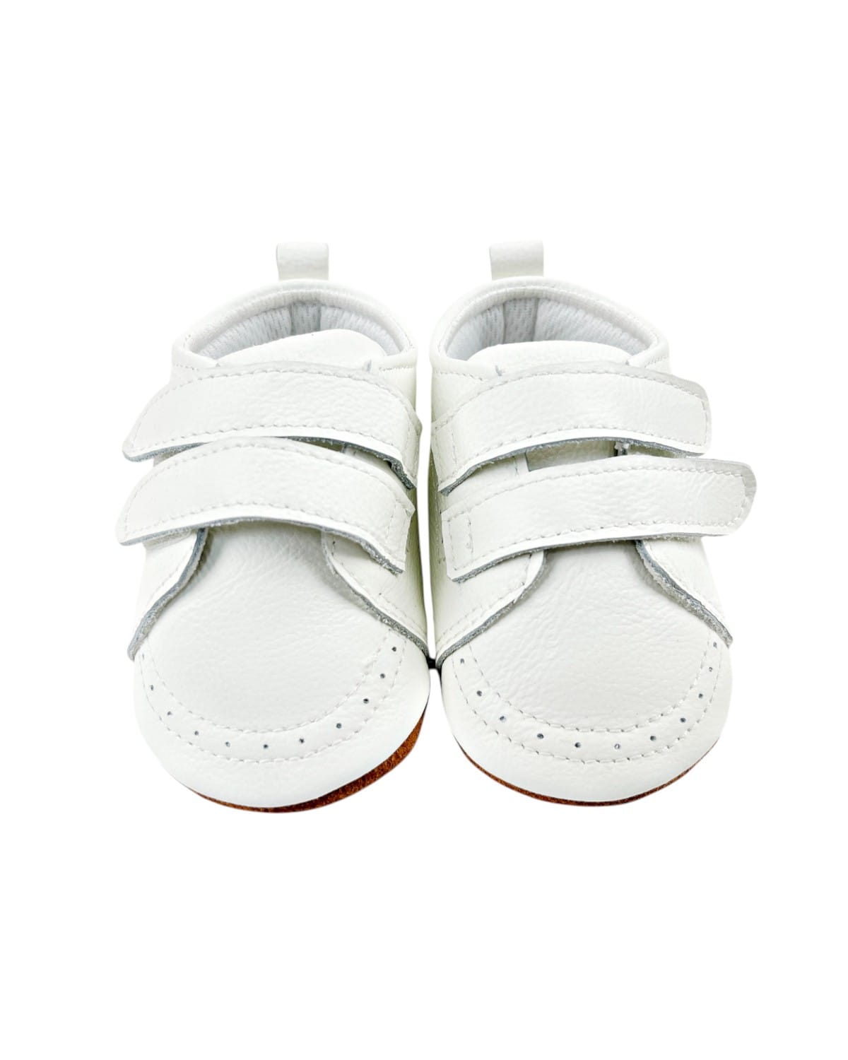Zapatos bebé primeros pasos de cuero blanco con doble velcro, vista frontal sobre fondo neutro