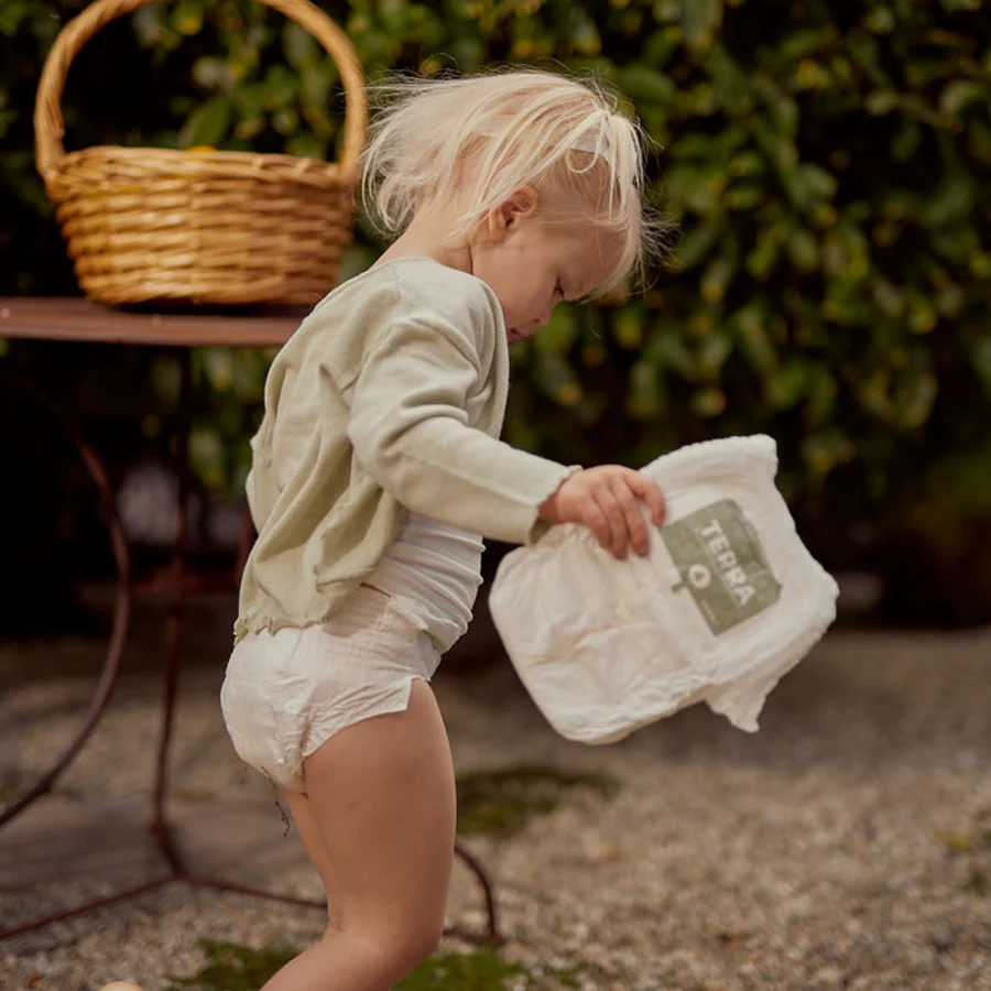 Bebé usando pañal ecológico Terra