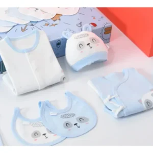 Baberos, mitones y gorro con orejitas del set ajuar Panda Celeste