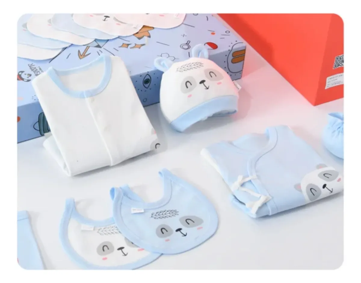 Baberos, mitones y gorro con orejitas del set ajuar Panda Celeste