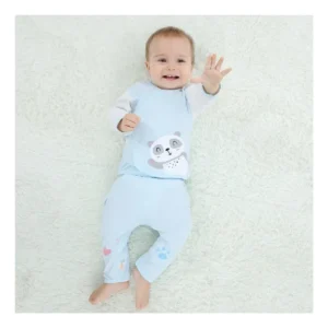 Bebé usando ajuar celeste