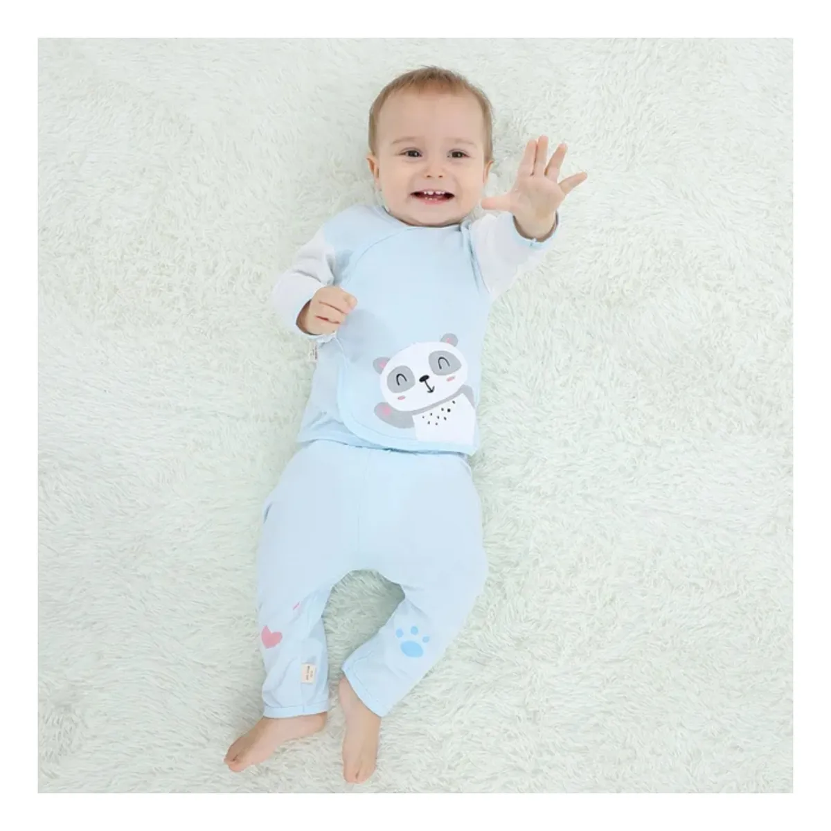 Bebé usando ajuar celeste