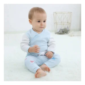 Bebé usando ajuar celeste