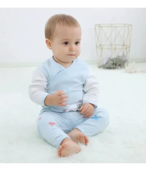 Bebé usando ajuar celeste