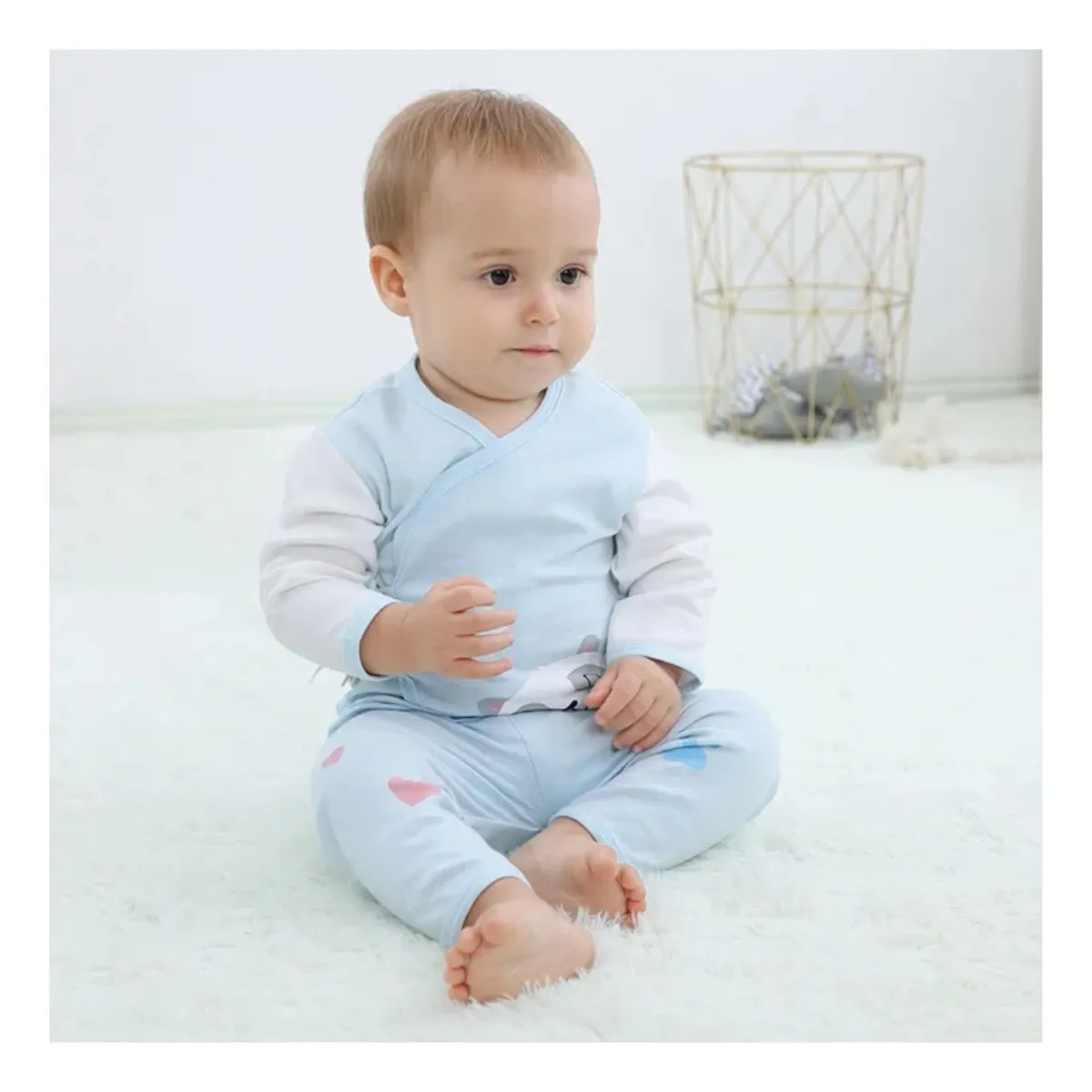 Bebé usando ajuar celeste