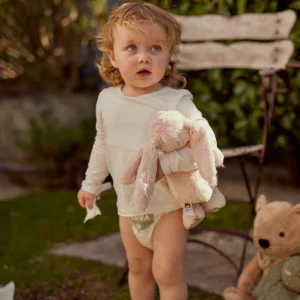 Bebé usando pañal ecológico Terra