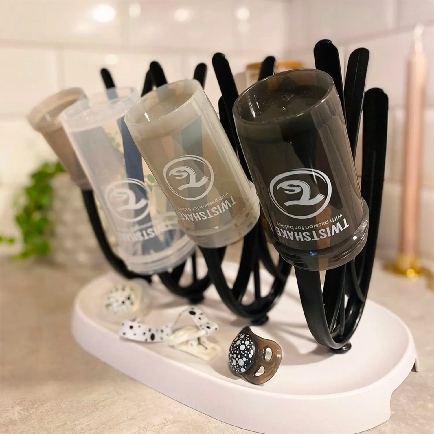 Rack de secado Twistshake usado en cocina limpia y ordenada