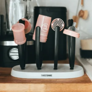 Rack Twistshake con mamaderas secándose