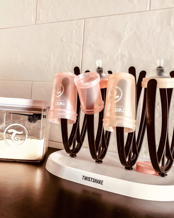 Rack Twistshake con mamaderas secándose