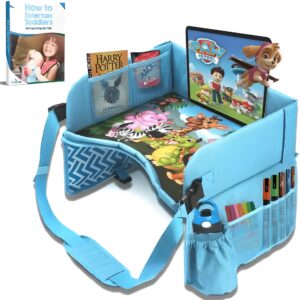 Bandeja de viaje infantil en color celeste con porta tablet integrado y bolsillos de malla