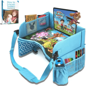 Bandeja de viaje infantil en color celeste con porta tablet integrado y bolsillos de malla