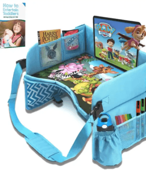 Bandeja de viaje infantil en color celeste con porta tablet integrado y bolsillos de malla