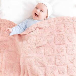 Manta sherpa bebé rosa con diseño de corazones en relieve
