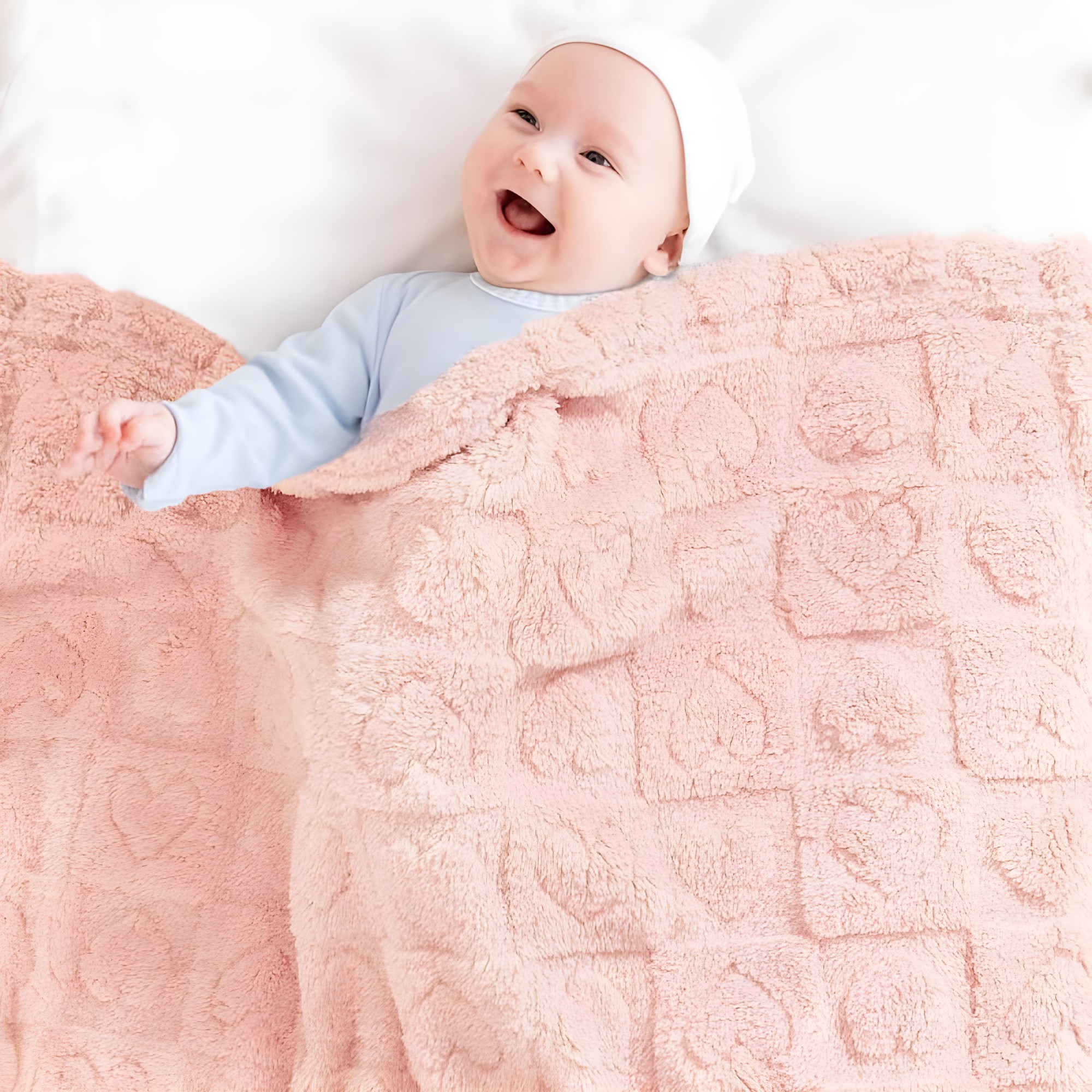 Manta sherpa bebé rosa con diseño de corazones en relieve