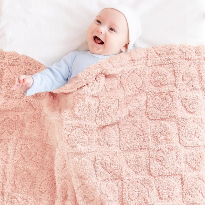 Manta sherpa bebé rosa con diseño de corazones en relieve