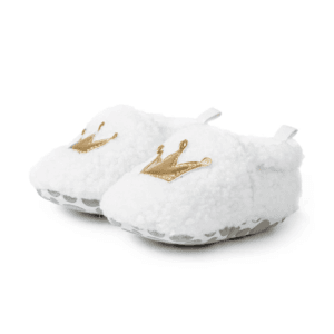 Pantuflas de bebé forro polar blanco con corona dorada uso