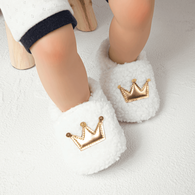 Pantuflas de bebé forro polar blanco con corona dorada uso