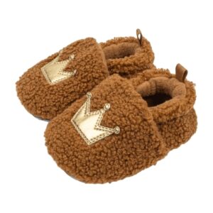 Pantuflas de bebé forro polar café con corona dorada