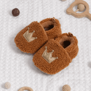 Pantuflas de bebé forro polar café con corona dorada