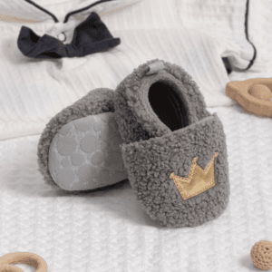 Pantuflas de bebé forro polar gris con corona dorada