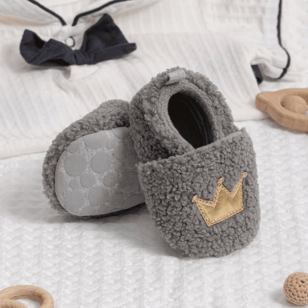 Pantuflas de bebé forro polar gris con corona dorada