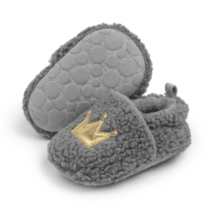 Pantuflas de bebé forro polar gris con corona dorada