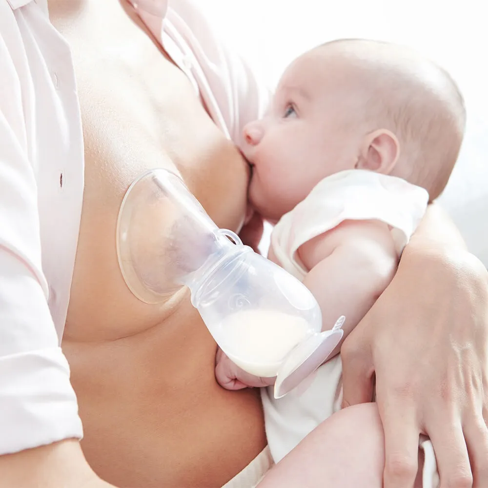 Recolector de leche materna ajustado al pecho capturando el flujo de leche.