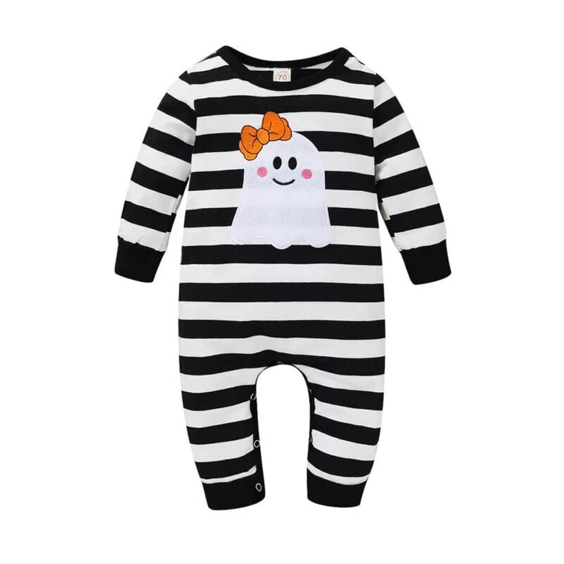 Traje de Halloween para bebé tipo enterito de algodón, diseño fantasma bordado con lazo naranja sobre fondo a rayas blanco y negro.