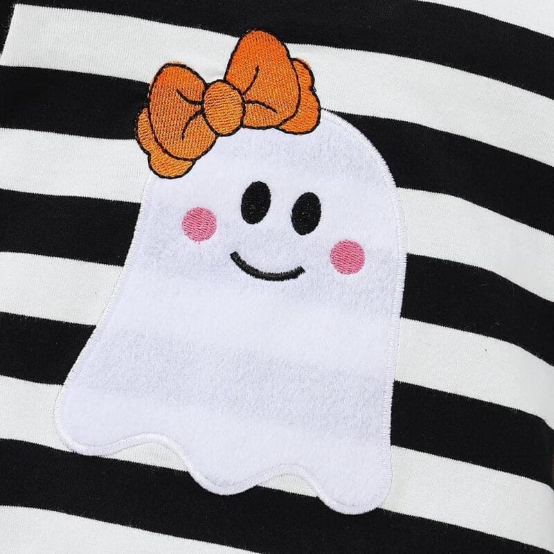 Detalle del bordado de fantasma con lazo naranja en enterito de Halloween para bebé.