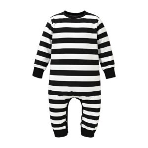 Traje de Halloween para bebé tipo enterito a rayas blanco y negro con fantasma bordado y lazo naranja.