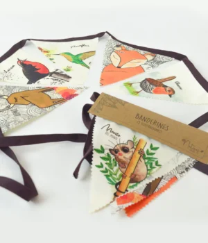 Banderines decorativos impermeables de 1,5 m con ilustraciones inspiradas en la naturaleza, aves, fauna y gatos nativos de Chile. Resistentes para interior y exterior.