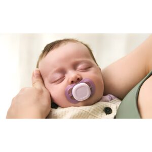 Bebé recién nacido usando chupete Philips Avent Ultra Start 0-2 meses