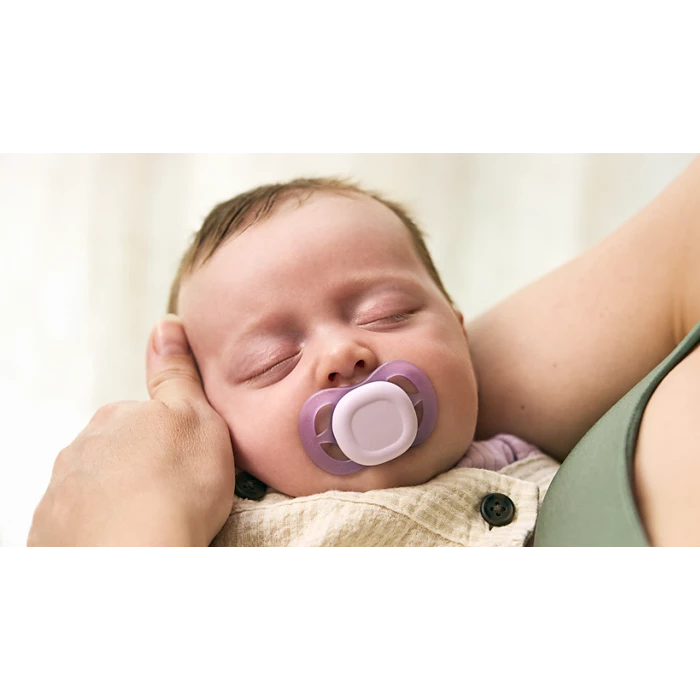 Bebé recién nacido usando chupete Philips Avent Ultra Start 0-2 meses