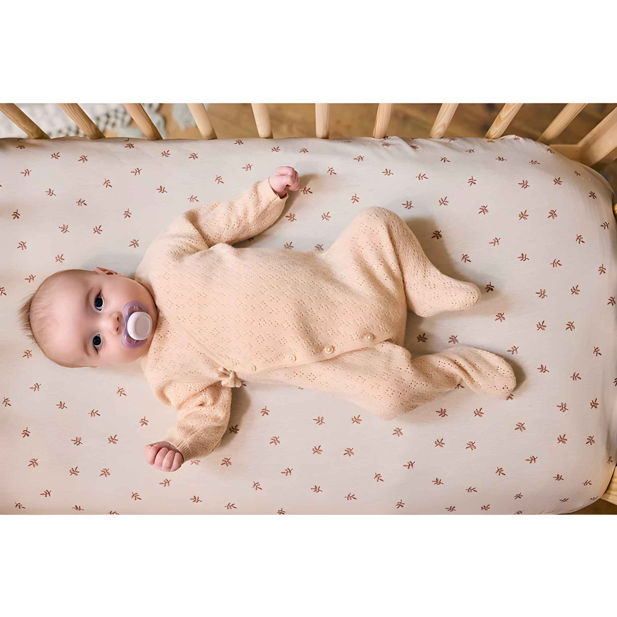 Bebé recién nacida usando chupete Philips Avent Ultra Start